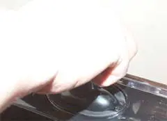軸を握って押し込んでいる