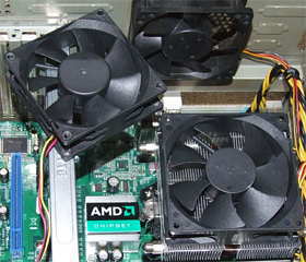 PCIスロット側面で固定。770をややサイド方面から冷却。VGAも或る程度同時に冷却できる。