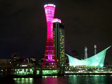神戸ポートタワー,ホテルークラ。右に見えるモスグリーンの建物は、神戸海洋博物館