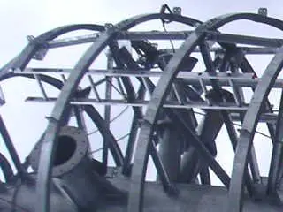 鉄人の中にアルミ製のハシゴがある