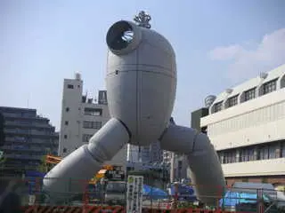 実物大鉄人28号組立て 5日目 胴体がほぼ完成し、肩もついています。