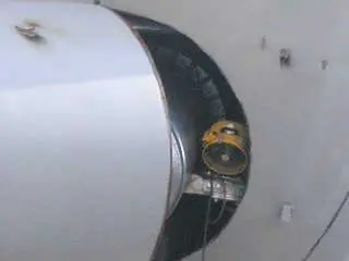 左足付け根に扇風機