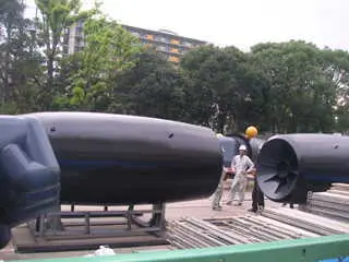 漆黒のロケットタンク