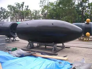 巨大な魚雷のようにも見える。