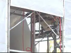 エアーコンプレッサーのチューブが垂れているのが見える。