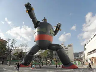 フェンスが取れ、実物大鉄人の足元付近にも人がいる事がわかる