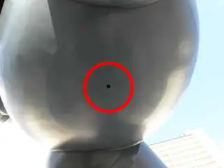 鉄人のお尻部分に穴が開いてます
