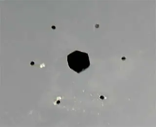 鉄人の尻の穴は水抜きの穴の模様