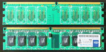 Team Elite PC5300 DDR2 TEDD4096M667C5DC 上が裏面,下が表面