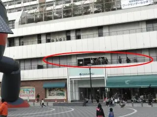 赤丸部分から撮影できます。左端に見えてるのが鉄人の足。