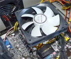 12cmファン。これで周辺も十分に冷やせます。