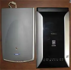 左はEPSON GT-8200UF。右のCanoscan 9000Fは更に大きい。