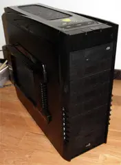 今回880GM-E41に載せ替えた当方の自作サーバー。安くは見えないデザイン。
