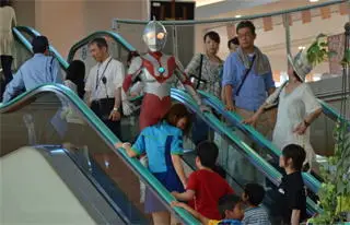 エスカレーターに普通に乗ってるウルトラマン。