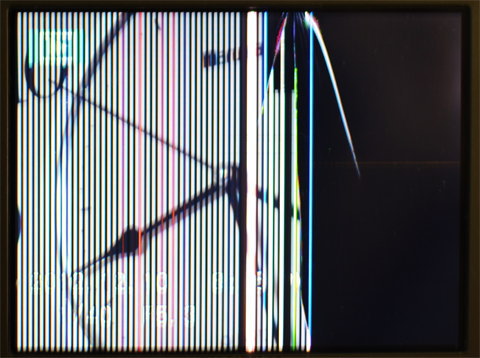 破損したデジカメ(FinePix F550EXR)液晶画面 画面1/3が真っ暗,残った部分も縦縞が入って使い物にはならない。