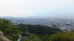 頂上、高取神社本殿前からの眺め。ポートアインランド,六甲アイランドの向こうは大阪湾。