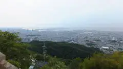 頂上、高取神社本殿前からの眺め。ポートアインランド,六甲アイランドの向こうは大阪湾。