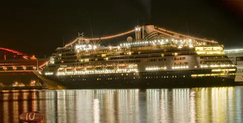 ライトアップされたVOLENDAM(フォーレンダム)の左側面