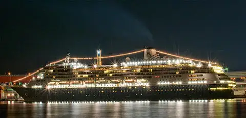 ライトアップされたVOLENDAM(フォーレンダム)の左側面２