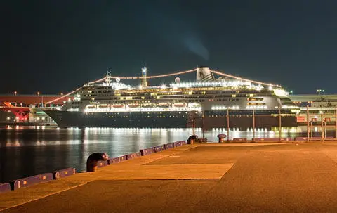 フェンスから少し離れて撮影したVOLENDAM(フォーレンダム)