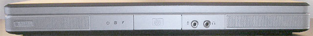 nx4820前面 アクセスランプとヘッドフォンジャックなどがある。hpのロゴを押してノートを開く
